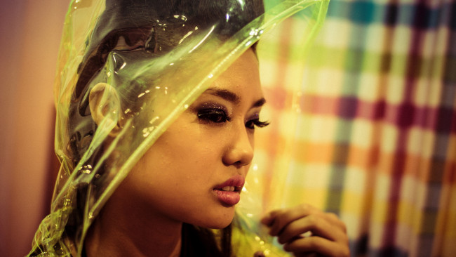 Обои картинки фото девушки, -unsort , лица,  портреты, плащ, капюшон, лицо, азиатка