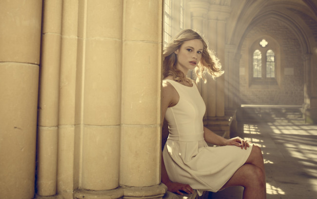 Обои картинки фото кино фильмы, vampire academy, люси, фрай, зал, фэнтези, ужасы, vampire, academy, академия, вампиров, платье, в, белом, блондинка, lucy, fry