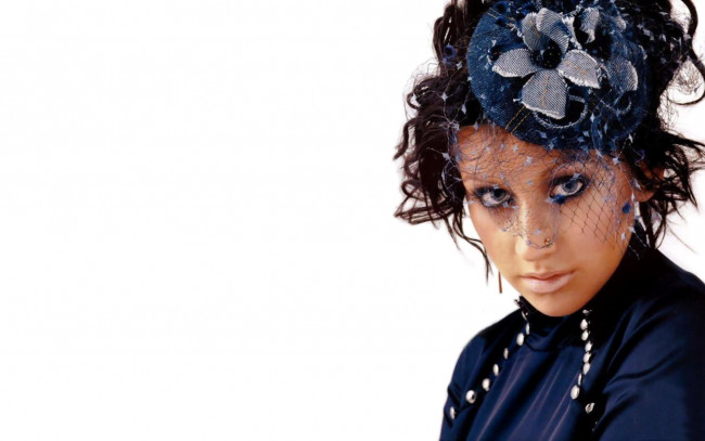 Обои картинки фото музыка, christina aguilera, лицо, пирсинг, взгляд, вуаль, шляпа, кристина, агилера, певица