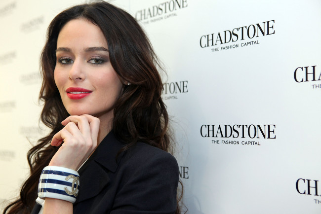 Обои картинки фото девушки, nicole trunfio, брюнетка, улыбка, взгляд, браслет, жакет