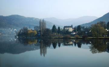 Картинка города -+пейзажи утро Чехия река туман горы городок