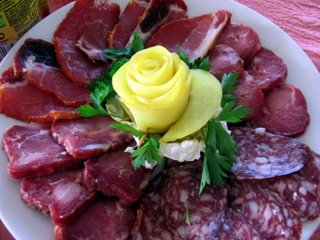 Обои картинки фото еда, колбасные изделия, петрушка, мясо, колбаса, нарезка, ассорти