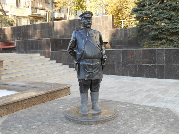 Обои картинки фото памятник, города, - памятники,  скульптуры,  арт-объекты, город, россия, саратов, памятник городовому