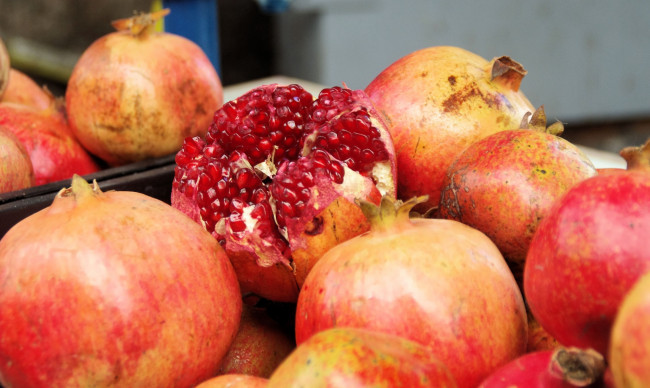 Обои картинки фото еда, гранат, зерна, гранаты, много