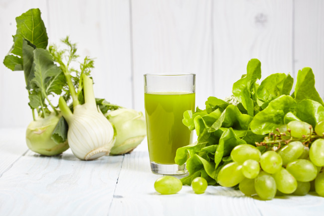 Обои картинки фото еда, напитки,  сок, виноград, напиток, сок, зелень