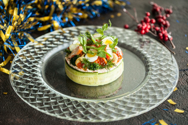 Обои картинки фото еда, салаты,  закуски, яйцо, мясо, зелень, авакадо