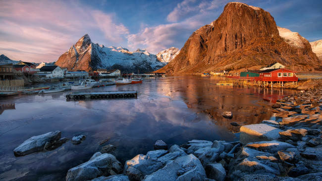 Обои картинки фото корабли, порты ,  причалы, горы, скалы, пейзаж, облака, поселок, небо, иней, зима, булыжники, водоем, каменистый, берег, камни, синева, голубое, домики, голубой, норвегия, причал, вечер, лодки, отражение, природа, синий, сваи, дома
