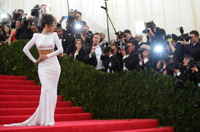 Обои картинки фото музыка, rihanna, певица, рианна, люди, платье