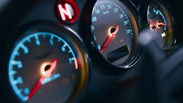 Картинка автомобили спидометры торпедо приборы