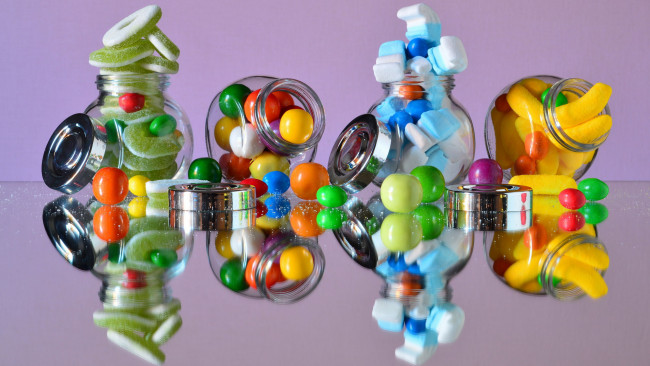 Обои картинки фото еда, конфеты,  шоколад,  мармелад,  сладости, драже, мармелад, отражение