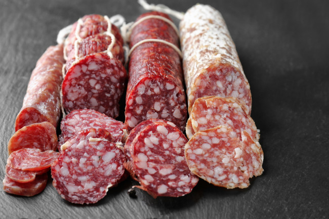 Обои картинки фото еда, колбасные изделия, копченая, колбаса, нарезка, ассорти