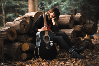 Картинка девушки tenletters образ косплей наряд брюнетка платье листья осень лес ботинки гитара бревна