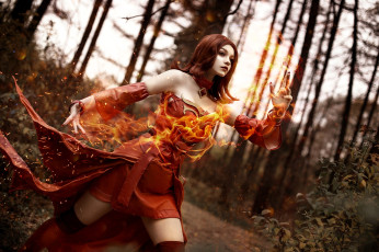 Картинка девушки tenletters образ косплей наряд брюнетка платье листья осень лес кусты магия