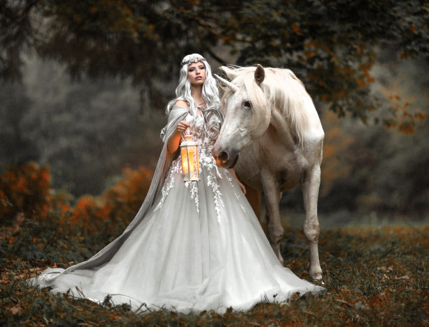 Обои картинки фото девушки, - креатив,  косплей, образ, косплей, наряд, платье, фонарь, единорог, лес, осень