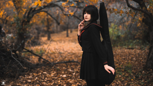 Обои картинки фото девушки, tenletters, образ, косплей, наряд, брюнетка, платье, листья, осень, лес, кусты, гитара, кофр