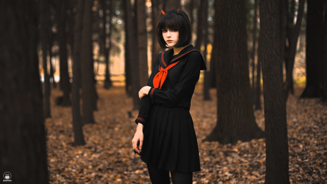 Обои картинки фото девушки, tenletters, образ, косплей, наряд, брюнетка, платье, листья, осень, лес, кусты