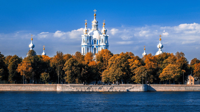 Обои картинки фото города, санкт-петербург,  петергоф , россия, собор, купола, деревья, осень, набережная, река, нева