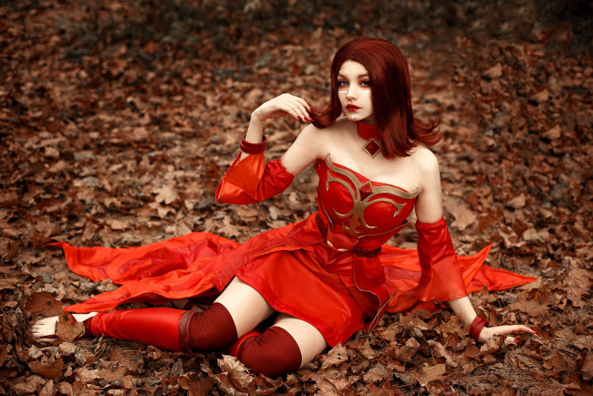 Обои картинки фото девушки, tenletters, образ, косплей, наряд, брюнетка, платье, листья, осень, лес