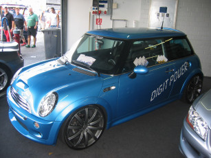 Картинка автомобили выставки уличные фото