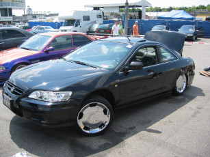 Картинка автомобили выставки уличные фото