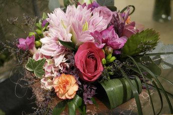 Картинка цветы букеты композиции роза лилия статица гортензия фрезия букет