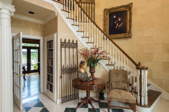 Картинка интерьер холлы лестницы корридоры стол бюст лестница