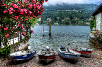 Картинка корабли моторные лодки река дома лес горы