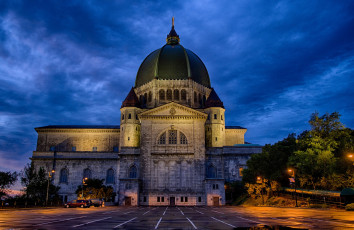 Картинка города католические соборы костелы аббатства фонари ночь парк собор подсветка купол