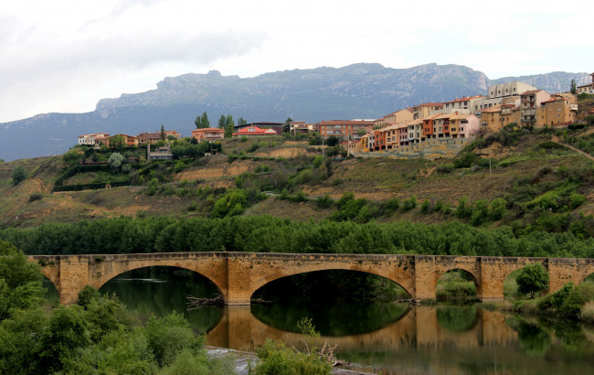 Обои картинки фото la, rioja, испания, города, мосты, река, дома, горы, мост