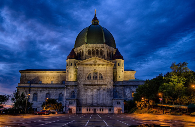 Обои картинки фото города, католические, соборы, костелы, аббатства, фонари, ночь, парк, собор, подсветка, купол