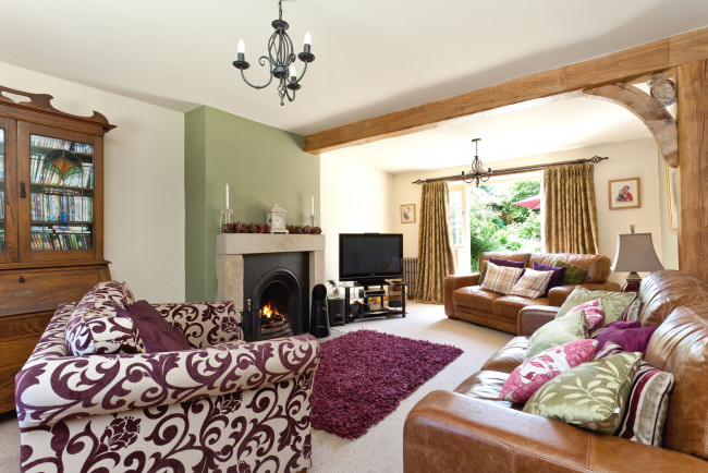 Обои картинки фото интерьер, гостиная, ковер, камин, диван