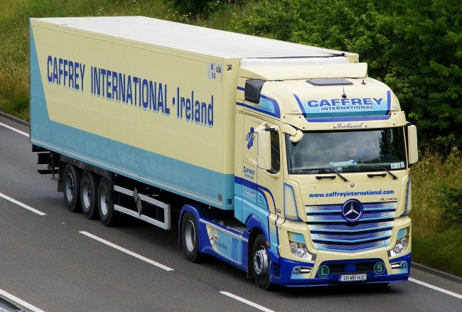 Обои картинки фото volvo, автомобили, mercedes, trucks, aktiebolaget, легковые, швеция, грузовые