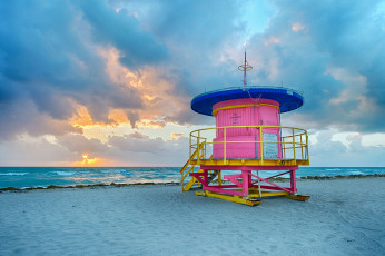 Картинка природа побережье океан пляж будка тучи