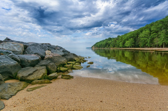 Картинка природа реки озера небо камни лес берег деревья тучи озеро