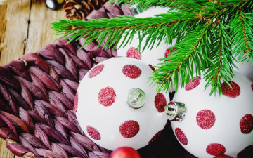 Картинка праздничные шары ветка горошек merry christmas рождество новый год