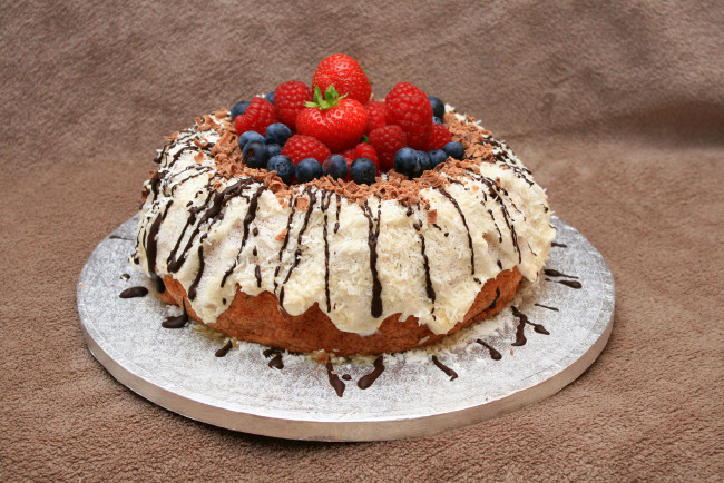 Обои картинки фото еда, пироги, выпечка, кекс, клубника, черника