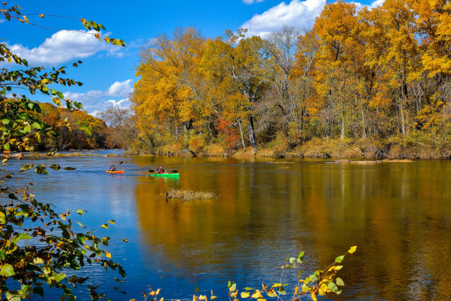 Обои картинки фото природа, реки, озера, облака, лодка, лес, река, деревья, осень, небо