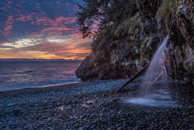 Обои картинки фото природа, водопады, вода, скалы, галька, пляж, океан