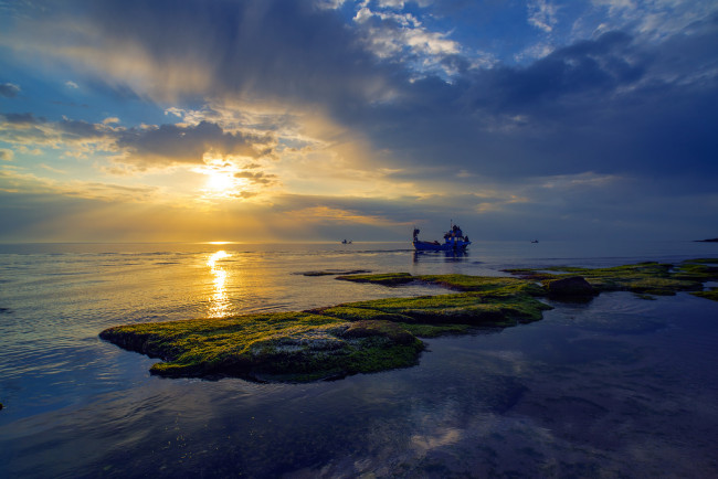 Обои картинки фото природа, восходы, закаты, берег, солнце, море, облака, небо