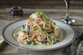 Картинка еда салаты +закуски салат паста креветки горошек капуста ложка вилка тарелка