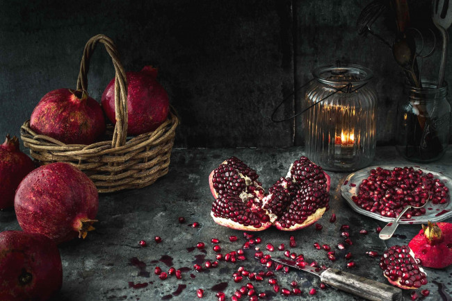Обои картинки фото еда, гранат, фонарь, натюрморт, зерна