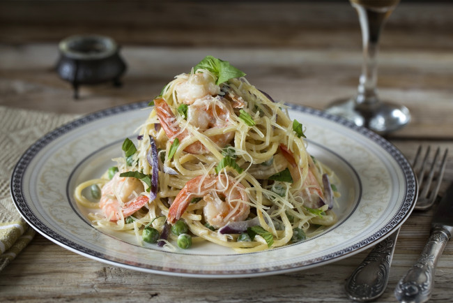 Обои картинки фото еда, салаты,  закуски, салат, паста, креветки, горошек, капуста, ложка, вилка, тарелка