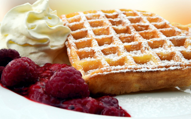 Обои картинки фото еда, мороженое,  десерты, вафли, малина, сливки