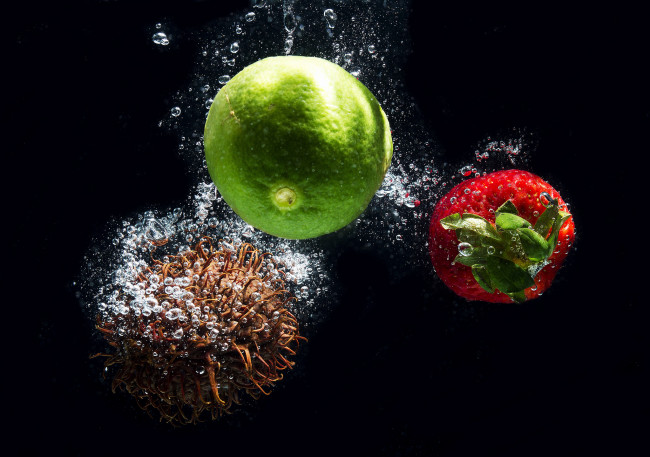 Обои картинки фото еда, фрукты,  ягоды, вода, плоды