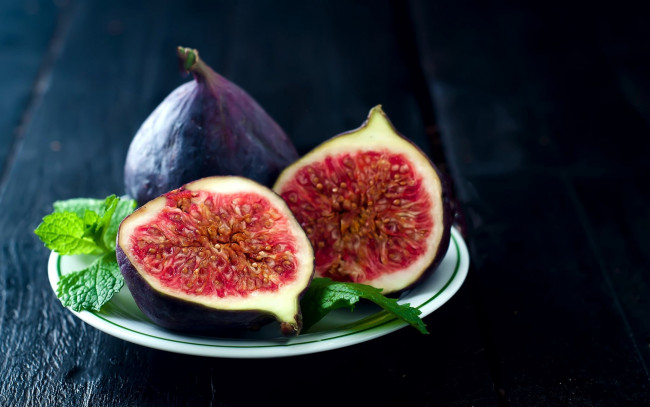 Обои картинки фото еда, инжир, половинки, мята