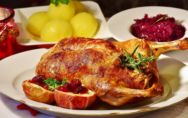 Обои картинки фото еда, мясные блюда, картофель, розмарин, утка
