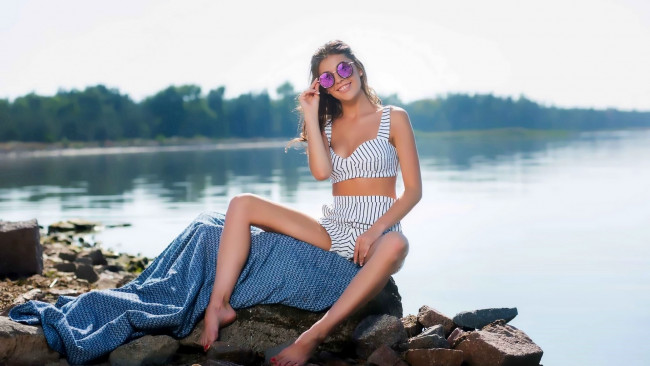 Обои картинки фото девушки, monika dee, фон, взгляд, девушка