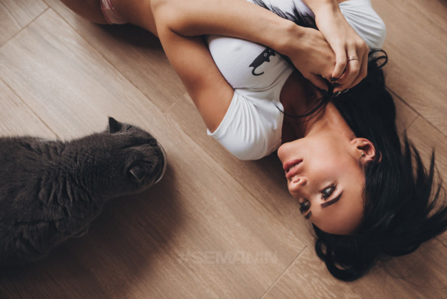 Обои картинки фото девушки, -unsort , брюнетки, темноволосые, александр, семанин, кошка, животные, на, полу, женщины, темные, волосы