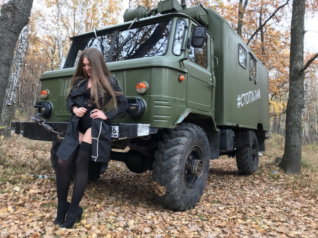 Обои картинки фото газ- 66, автомобили, -авто с девушками, газ-, 66, осень, девушка, лес, шишига, автомобиль