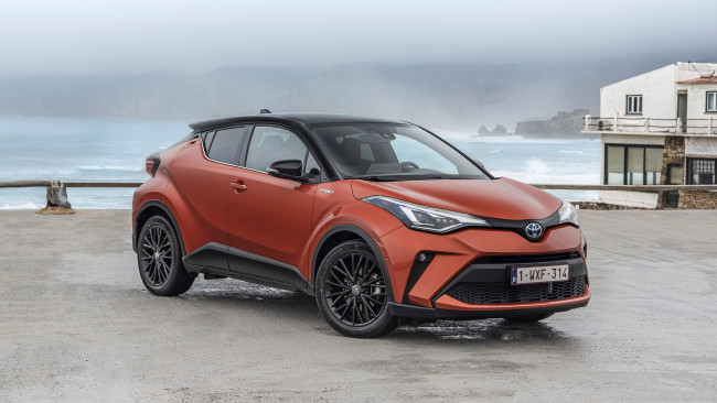Обои картинки фото 2020 toyota c-hr hybrid , eu, автомобили, toyota, гибрид, побережье, euro, spec, hybrid, c-hr, 2020, кроссовер